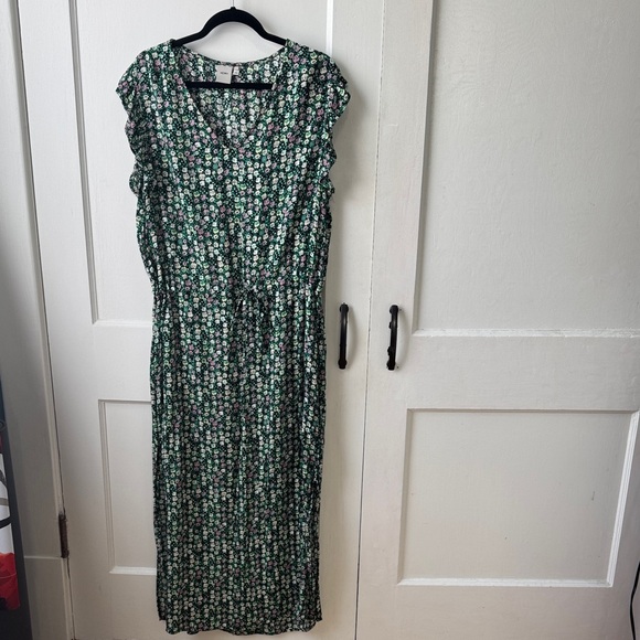 ICHI Dresses & Skirts - FLORAL V-Neck Midi Dress in Green